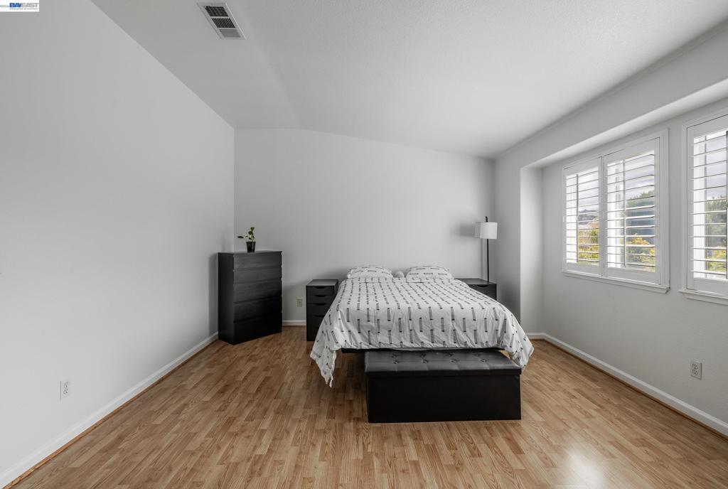 https://media.crmls.org/mediaz/3bbf54a7-6592-472f-a1a8-4c6bfd66e179.jpg?preset=X-Large