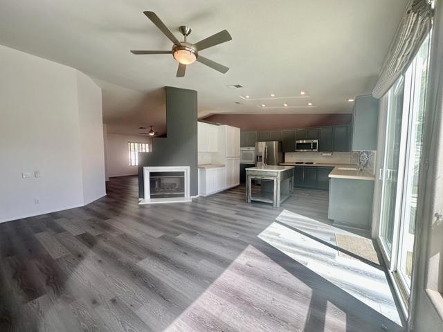 18 FAMILY KITCHEN