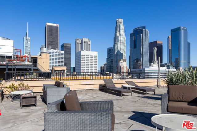 215 W 7th Street, Los Angeles CA: https://media.crmls.org/mediaz/3bbf850e-46cc-43d0-a3f3-73fa0f9a2f7f.jpg