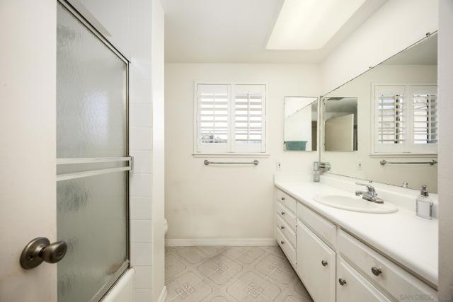 12466 Senda Rd, San Diego CA: https://media.crmls.org/mediaz/3bbff315-497c-41ff-bf23-006a415a077c.jpg
