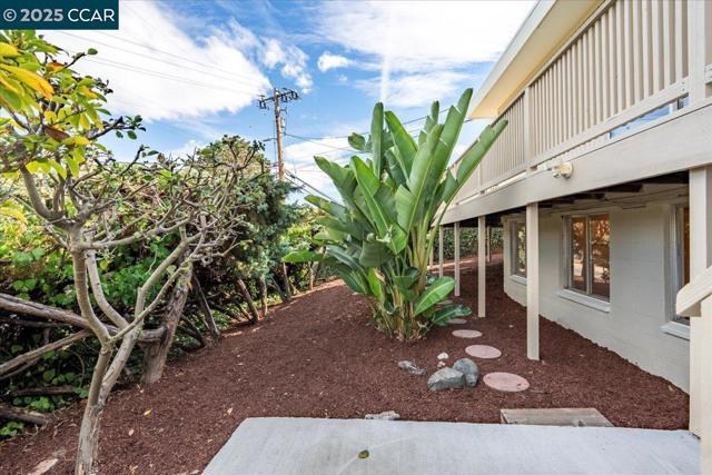 3503 Highland Ave, Redwood City CA: https://media.crmls.org/mediaz/3bc03f3c-cd76-4f8a-ab30-3ddc7ac11866.jpg