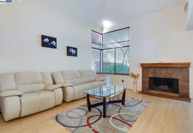 35 Leonard Ct, Alameda CA: https://media.crmls.org/mediaz/3bc0cdd5-396f-46f0-9721-1fd2d0b0adf3.jpg