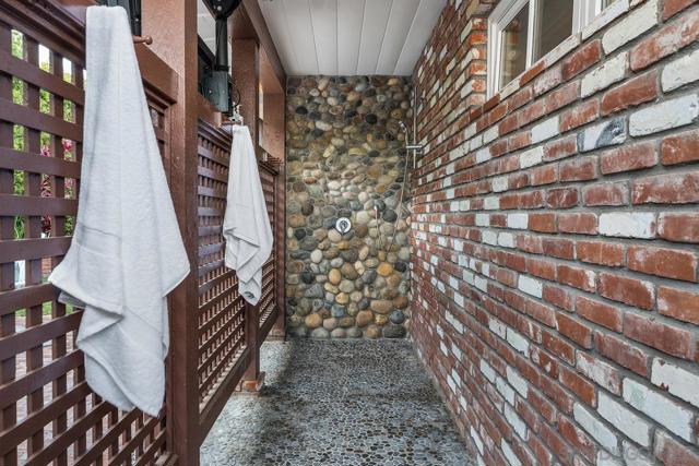1820 Coast Blvd, Del Mar CA: https://media.crmls.org/mediaz/3bc0df52-facf-4b78-9571-c752417a0365.jpg