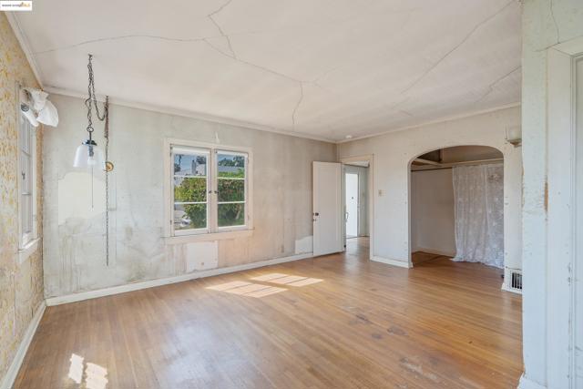 1136 S Ridgeley, Los Angeles CA: https://media.crmls.org/mediaz/3bc2c6d6-a6f5-45cb-a9ef-bc98bc3727f4.jpg