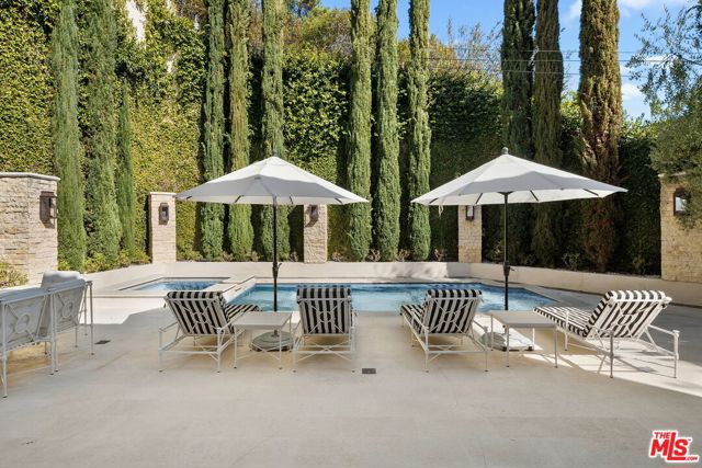 1600 Clear View Drive,  CA: https://media.crmls.org/mediaz/3bc31b0d-06cb-4d5b-afa6-b3bf64e3d7d5.jpg