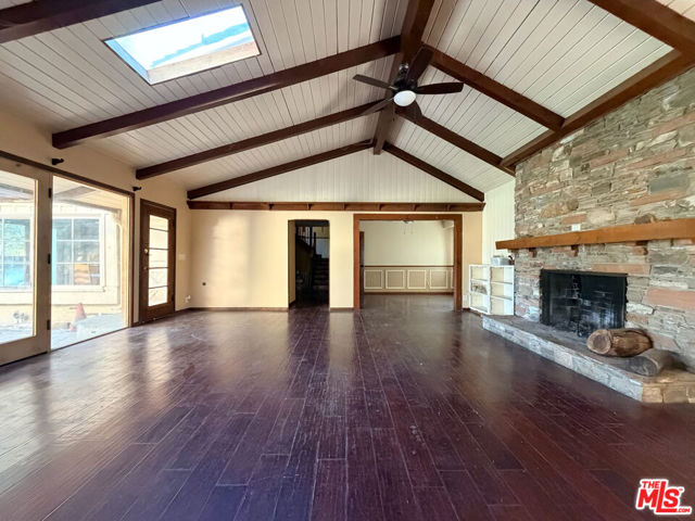 5952 Lubao Avenue, Woodland Hills CA: https://media.crmls.org/mediaz/3bc33306-b1f2-40c8-a8bc-5d2db5793adc.jpg