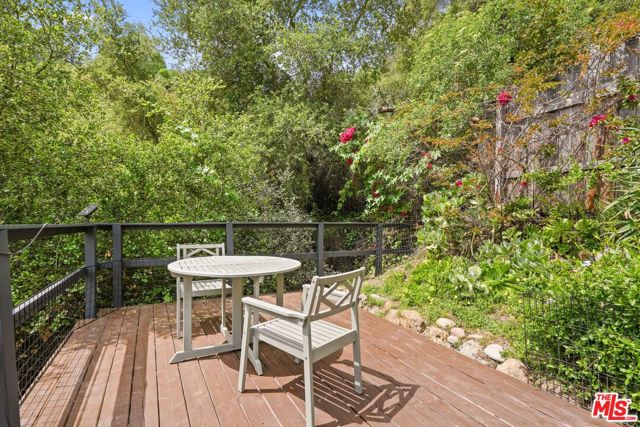 19817 Montau Drive, Topanga CA: https://media.crmls.org/mediaz/3bc39e5c-3422-4276-8bad-3dee16b16cfd.jpg