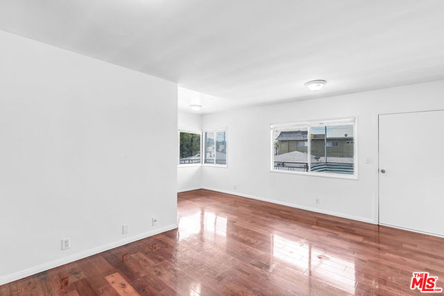 917 N Cedar Street, Inglewood CA: https://media.crmls.org/mediaz/3bc44dda-96e3-4376-b6ac-3bc4f8570563.jpg