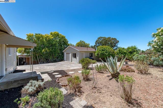 17673 Dorson Ln, Castro Valley CA: https://media.crmls.org/mediaz/3bc57681-955c-45ba-b1c3-5942d0509fa0.jpg