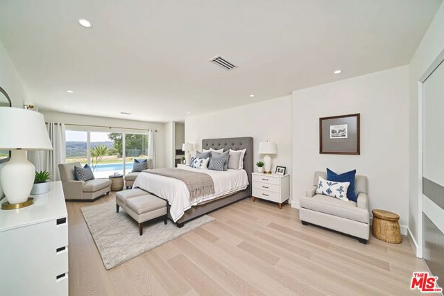 1641 Tower Grove Drive, Beverly Hills CA: https://media.crmls.org/mediaz/3bc6a13a-cb7e-4d23-8da8-9273d3c810e1.jpg