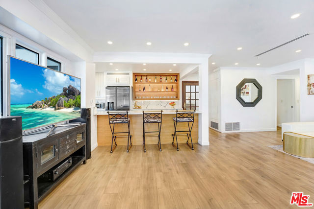 6409 Graves Avenue, Lake Balboa CA: https://media.crmls.org/mediaz/3bc7096e-029c-4bf8-b14d-e0dbab36c8d4.jpg