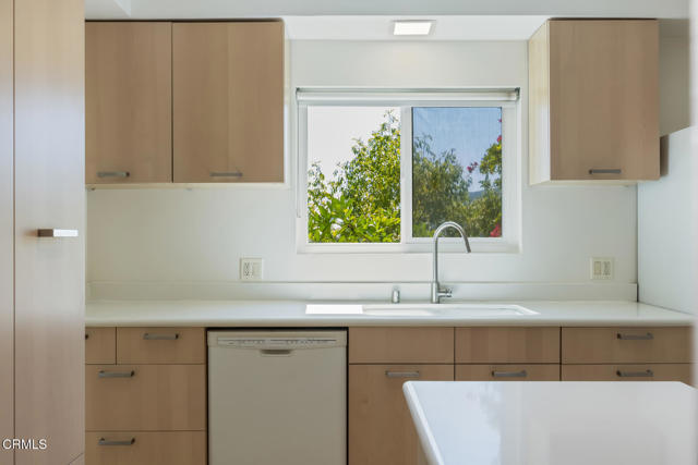 Detail Gallery Image 13 of 40 For 1932 Hilldale Dr, La Canada Flintridge,  CA 91011 - 4 Beds | 2/1 Baths