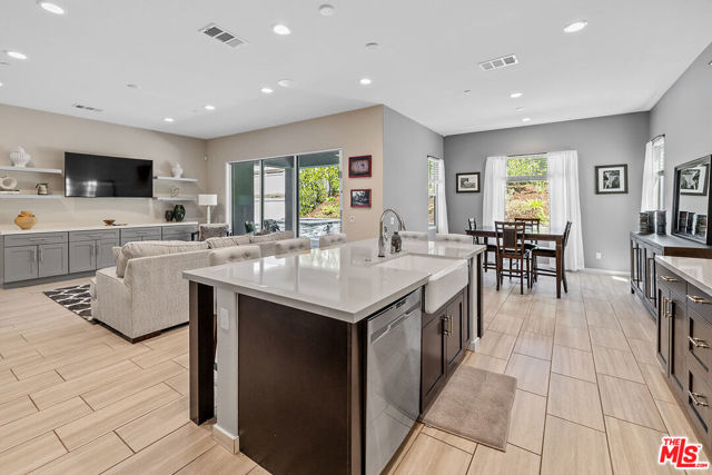 18113 Tableau Way, Santa Clarita CA: https://media.crmls.org/mediaz/3bc8b573-cba0-45fd-8399-9cf77152b007.jpg