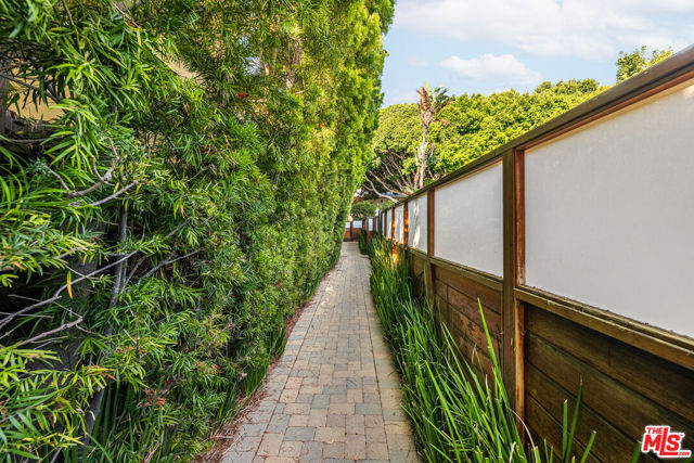 914 20Th Street, Santa Monica CA: https://media.crmls.org/mediaz/3bc925d2-ad67-4909-ab37-885524929f61.jpg