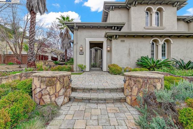 1037 Sunset Creek Ln, Pleasanton CA: https://media.crmls.org/mediaz/3bca474f-f4b7-43c9-a217-e7e4e6f6eadb.jpg