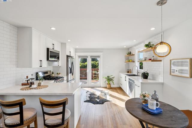 1525 Stanton St, Alameda CA: https://media.crmls.org/mediaz/3bca96b1-9969-4dec-919a-927850eb6f44.jpg