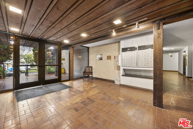 4170 Elm Avenue, Long Beach CA: https://media.crmls.org/mediaz/3bcccfbe-260c-4b44-94bd-4520555b3a29.jpg