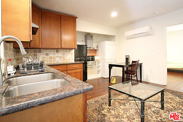 4848 Oakwood Avenue, Los Angeles CA: https://media.crmls.org/mediaz/3bccf5db-60d2-47cc-b486-91f391b75ba3.jpg