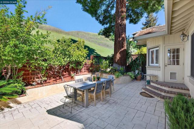 951 Redwood Dr, Danville CA: https://media.crmls.org/mediaz/3bcd30a1-9cee-4520-94e7-93ff6cdaed5c.jpg