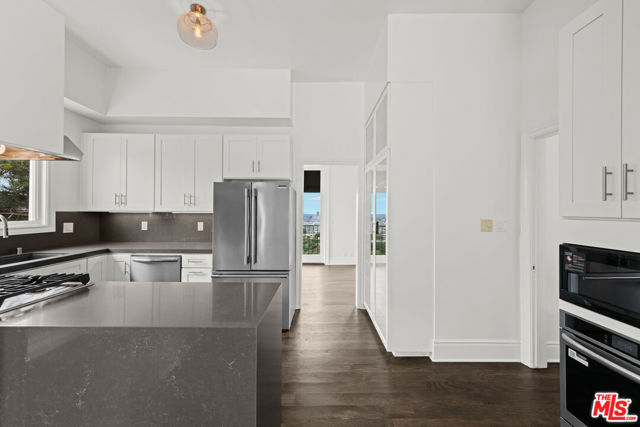 1539 Viewsite Drive, Los Angeles CA: https://media.crmls.org/mediaz/3bcd4d0b-035a-4291-b9cf-e3e01f96df92.jpg