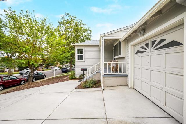 19157 San Miguel Ave, Castro Valley CA: https://media.crmls.org/mediaz/3bcd81a0-85ac-46f1-b402-2f4605d0f8b7.jpg