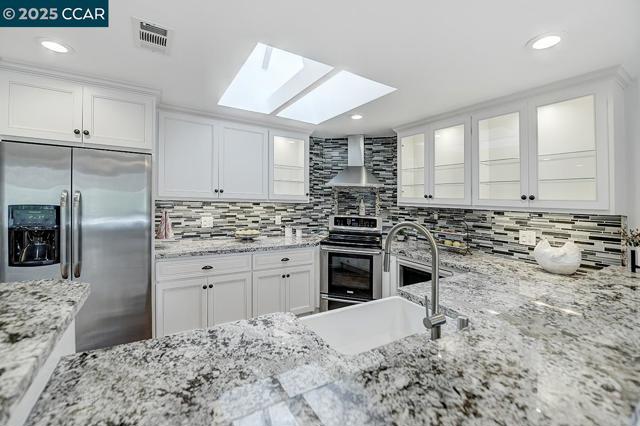 1232 Skycrest Dr, Walnut Creek CA: https://media.crmls.org/mediaz/3bcdb122-3bb0-416a-a03b-18340a24277f.jpg