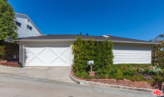 1612 Gilcrest Drive, Beverly Hills CA: https://media.crmls.org/mediaz/3bceaec0-4461-4567-9bb5-5f5123e48bf3.jpg