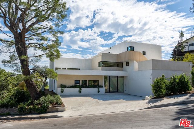 2501 Banyan Drive, Los Angeles, CA 90049