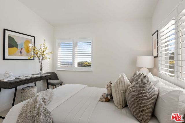 1305 Duende Lane, Pacific Palisades CA: https://media.crmls.org/mediaz/3bceca19-dc0e-4188-9c31-606c4e6b2d64.jpg