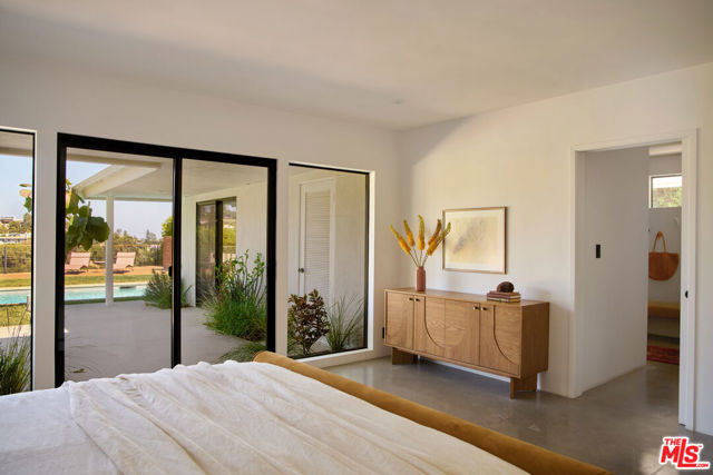 886 Teakwood Road, Los Angeles CA: https://media.crmls.org/mediaz/3bcfb6d6-5d64-4311-bb92-96d09803f480.jpg