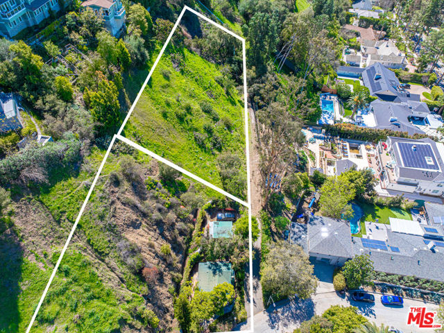 1418 Lindacrest Drive, Beverly Hills CA: https://media.crmls.org/mediaz/3bd0ac64-26ed-4d8d-9e1f-9a7783e637f3.jpg