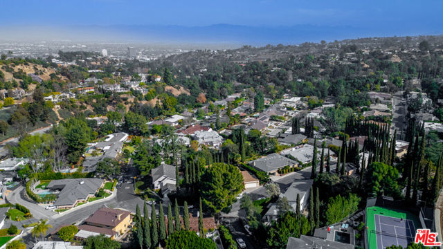 3585 Alana Drive, Sherman Oaks CA: https://media.crmls.org/mediaz/3bd1ae6a-2bc4-4526-82e7-123a96bbcb53.jpg