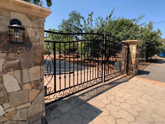1445 Terracita Ln, Alpine CA: https://media.crmls.org/mediaz/3bd1eca8-594d-4043-b3e5-c153facd995e.jpg