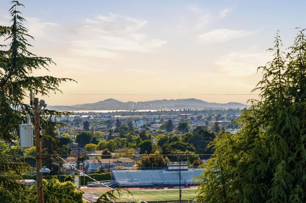 https://media.crmls.org/mediaz/3bd3586d-d50e-41ca-a1b8-0d12d9e15533.jpg?preset=X-Large