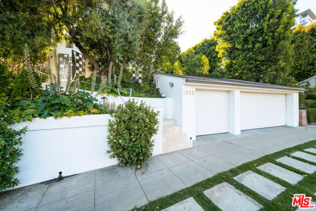 1323 Club View Drive, Los Angeles CA: https://media.crmls.org/mediaz/3bd3e8ca-cc7b-4f90-ba9a-ea71390ddf16.jpg