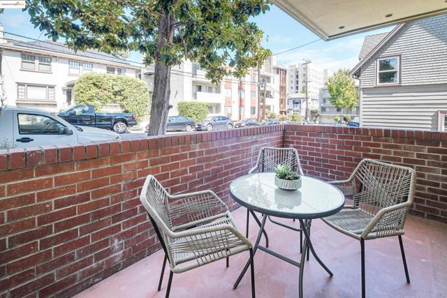 389 Belmont St, Oakland CA: https://media.crmls.org/mediaz/3bd3fa73-f7ab-44dd-bf6a-9858aa9dad60.jpg
