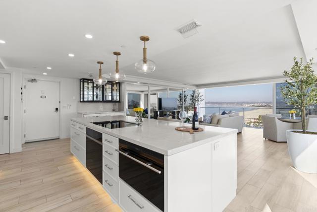 1710 Avenida del Mundo, Coronado CA: https://media.crmls.org/mediaz/3bd4fb8c-9f9b-4c3c-9d33-2d37dfc38b01.jpg