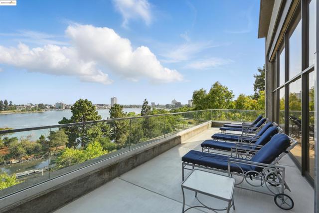 565 Bellevue Ave, Oakland CA: https://media.crmls.org/mediaz/3bd57ed6-7a6d-4451-8f94-9722f3ef2e58.jpg