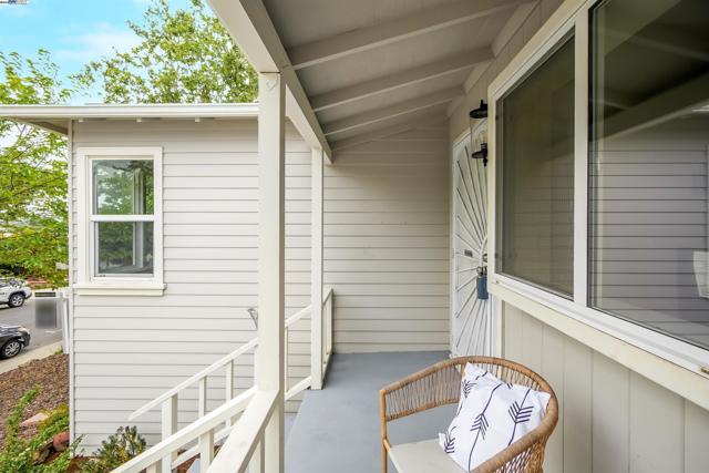 19157 San Miguel Ave, Castro Valley CA: https://media.crmls.org/mediaz/3bd58328-0bbe-4f74-8353-e3c5babe546d.jpg