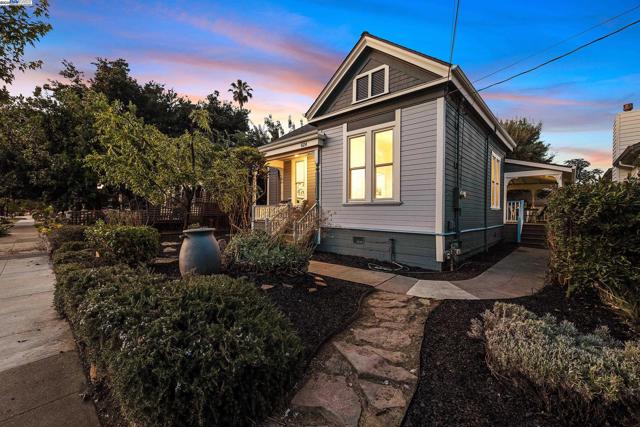 624 N 17Th St, San Jose CA: https://media.crmls.org/mediaz/3bd5b839-1e1d-4428-bfe4-a1224f2aa1e3.jpg