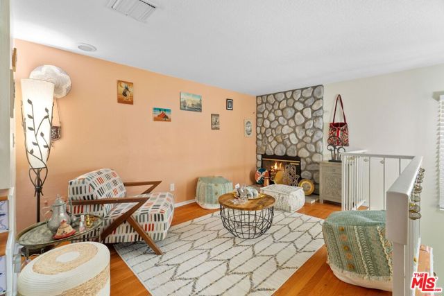 2231 Montrose Avenue, Montrose CA: https://media.crmls.org/mediaz/3bd7129b-2418-498b-a57b-95f652501caa.jpg