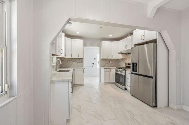 1081 65th Street, Emeryville CA: https://media.crmls.org/mediaz/3bd88181-8a47-47d0-aa16-343cd18aa480.jpg