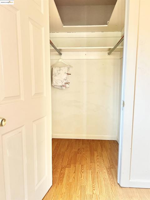 9719 Holly St, Oakland CA: https://media.crmls.org/mediaz/3bd889f8-f62f-4f00-9cd3-7ab113ee08b9.jpg