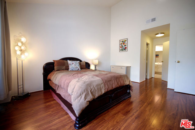 11911 Magnolia Boulevard, Valley Village CA: https://media.crmls.org/mediaz/3bd96736-8a68-41df-afff-1452cd236067.jpg