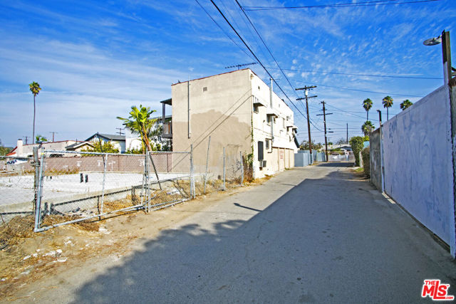 820 W 80th Street, Los Angeles CA: https://media.crmls.org/mediaz/3bd99233-d302-466e-a98a-5d3a8e04f55c.jpg