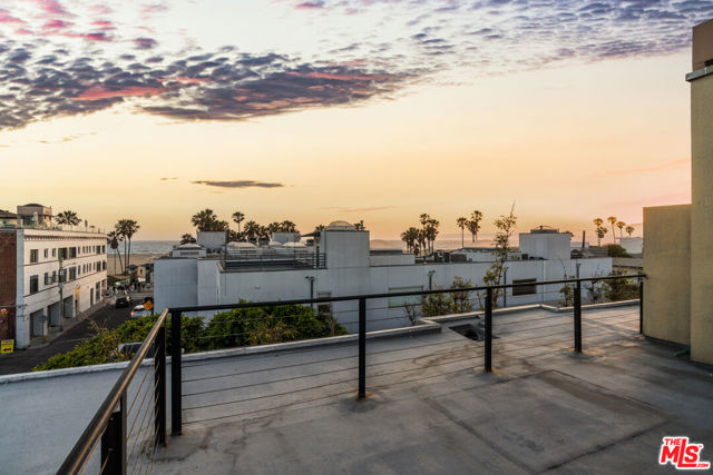 25 Brooks Avenue, Venice CA: https://media.crmls.org/mediaz/3bda156e-ce70-4e6e-8464-ecca96ce70c6.jpg