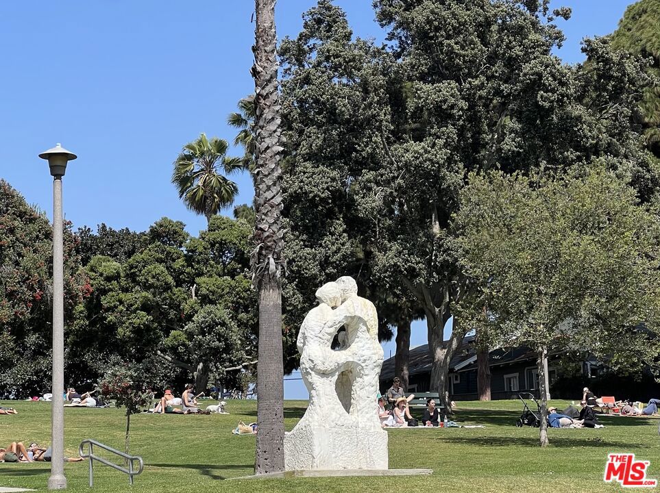 https://media.crmls.org/mediaz/3bda25e0-3ef8-4eff-80c6-d3f3791b0352.jpg?preset=X-Large