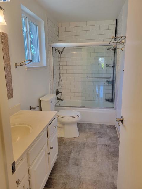 17089 Columbia Dr, Castro Valley CA: https://media.crmls.org/mediaz/3bdadb73-f8c3-489d-bfa4-3507f79bd29f.jpg