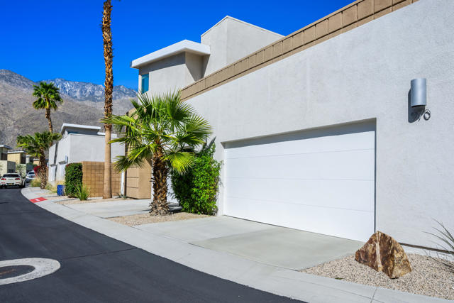 970 Oceo S Circle, Palm Springs CA: https://media.crmls.org/mediaz/3bdafae3-0fd4-4e7a-ba39-c3374d2c5a47.jpg