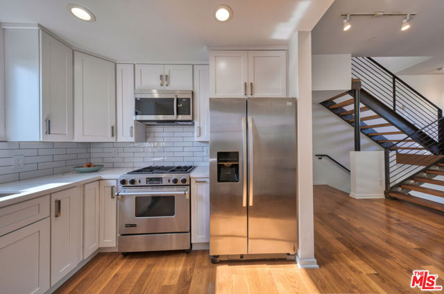 1113 Electric Avenue, Venice CA: https://media.crmls.org/mediaz/3bdb1fa4-fb65-4656-96de-fefcc9f9d1fa.jpg